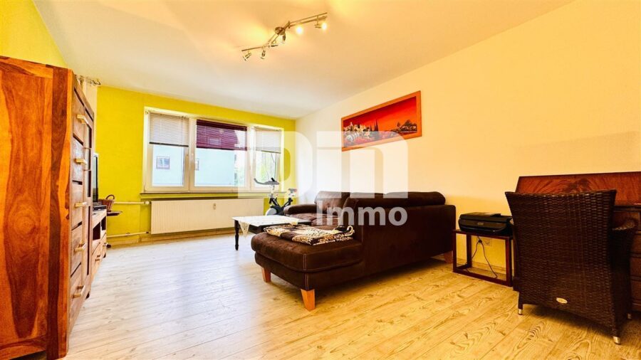 Modernisiertes Mehrfamilienhaus mit 8 Wohneinheiten und 2 Gewerbeflächen - Wohnzimmer WE5